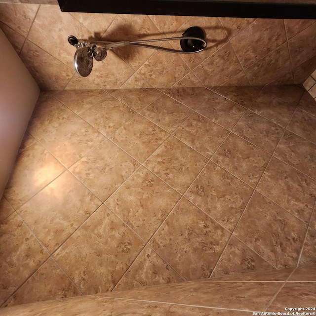 room details featuring tiled shower