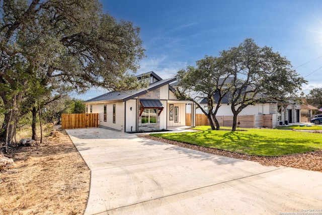 view of front of home featuring a front lawn