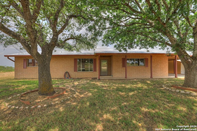 view of front of home featuring a front yard and a carport