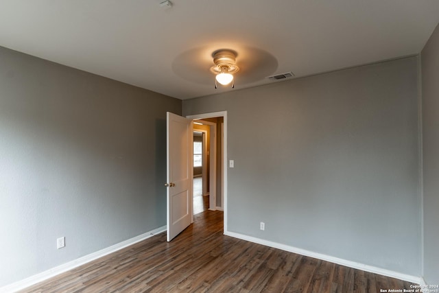 empty room featuring dark hardwood / wood-style floors and ceiling fan