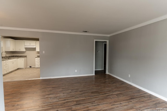 spare room featuring sink, light hardwood / wood-style flooring, and ornamental molding