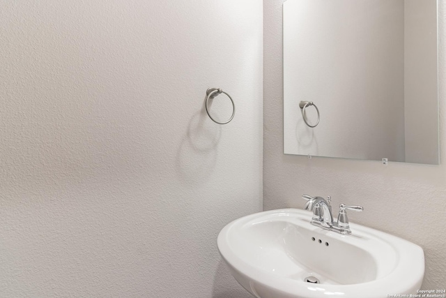 bathroom featuring sink