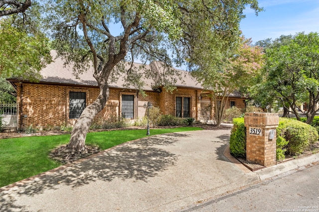 ranch-style home with a front lawn