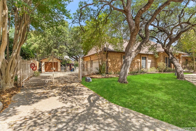 view of front of house featuring a front lawn