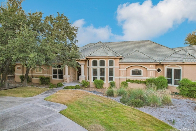 view of front of property with a front lawn