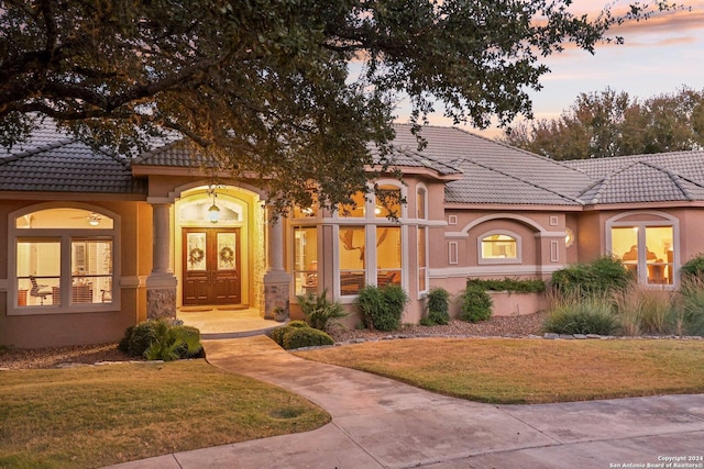 view of front of property with a lawn