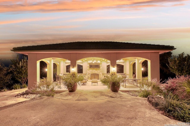 view of front of property featuring an outdoor stone fireplace