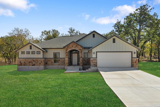 view of front of house featuring a garage and a front yard