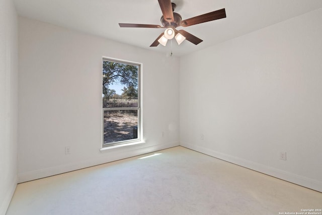 unfurnished room with light carpet and ceiling fan