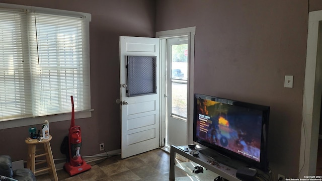 730 S Sabinas St, San Antonio, TX 78207 - foyer entrance with baseboards
