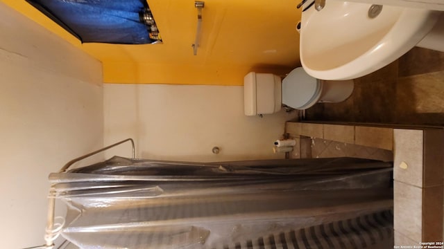730 S Sabinas St, San Antonio, TX 78207 - view of half bathroom