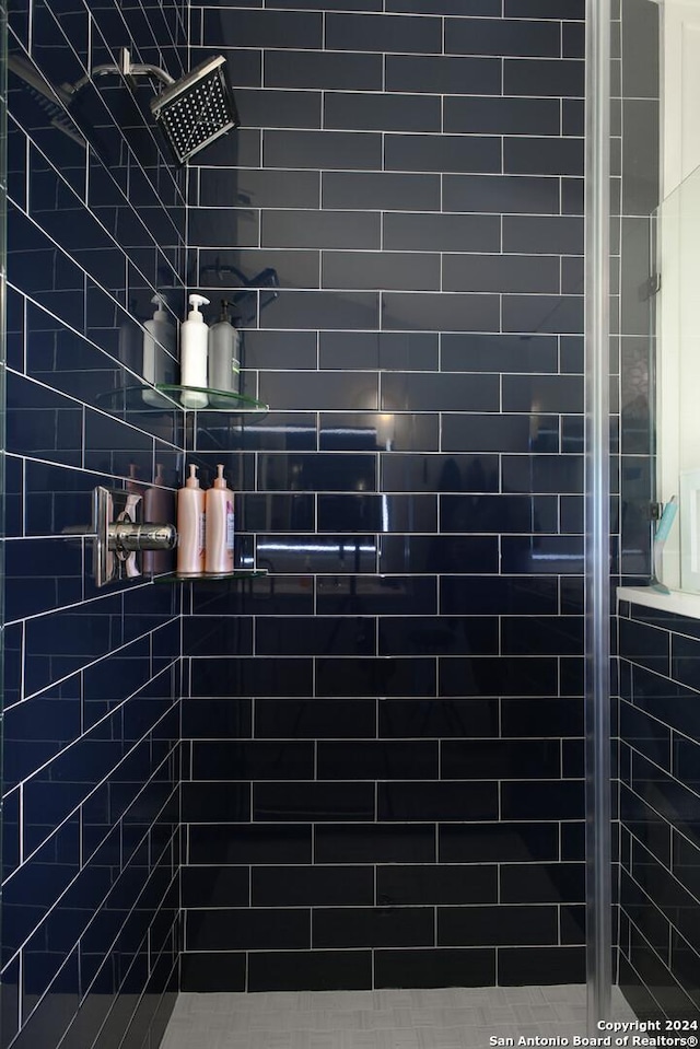 bathroom featuring tiled shower