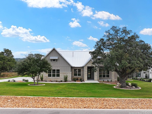 view of front of house with a front yard