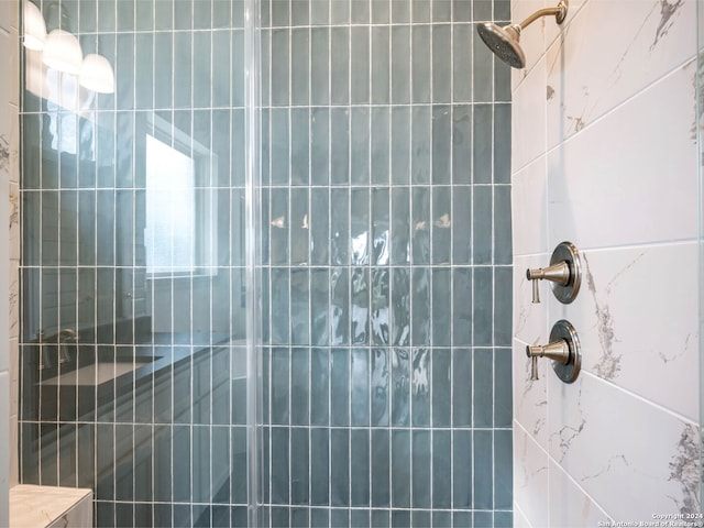 bathroom featuring a tile shower