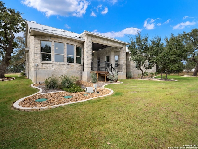 view of front of property featuring a front lawn