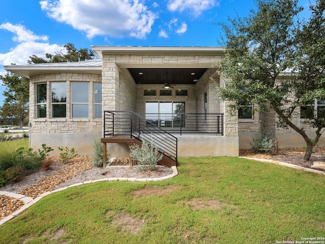 view of front of home featuring a front yard and ceiling fan