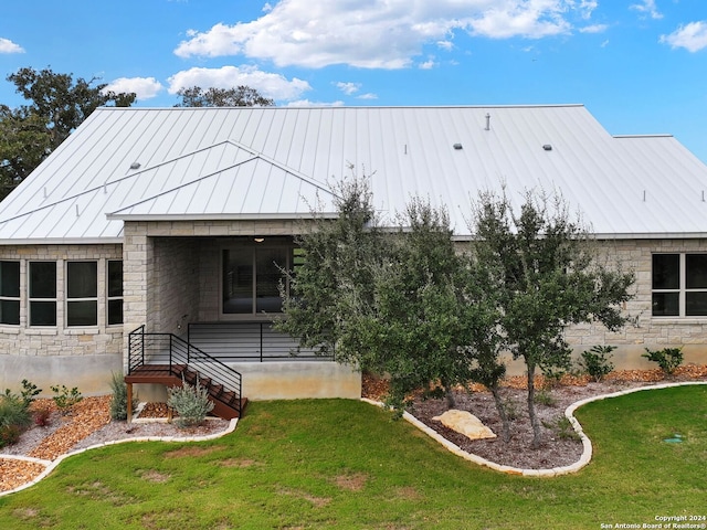 view of front of home with a front yard