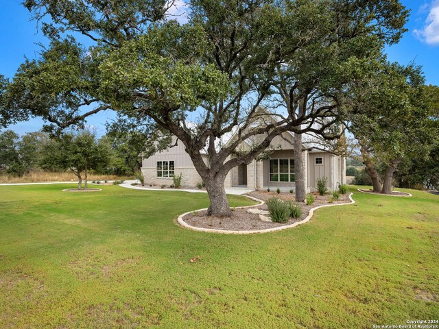 view of front of house with a front yard