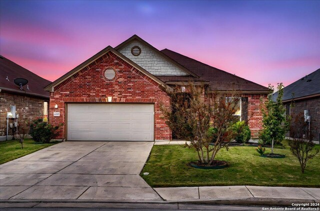 view of front of house featuring a lawn and a garage