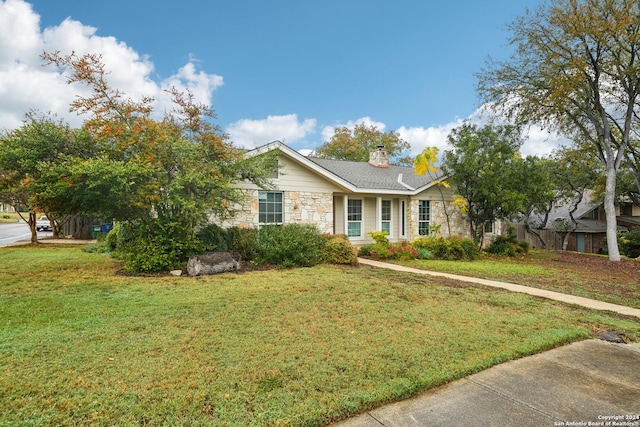 view of front of home featuring a front yard