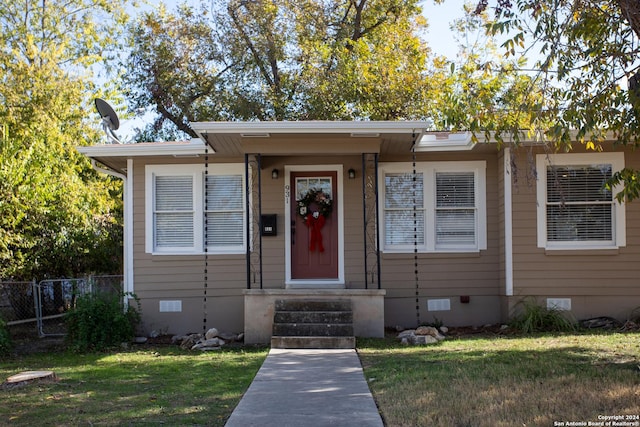 view of front facade with a front yard