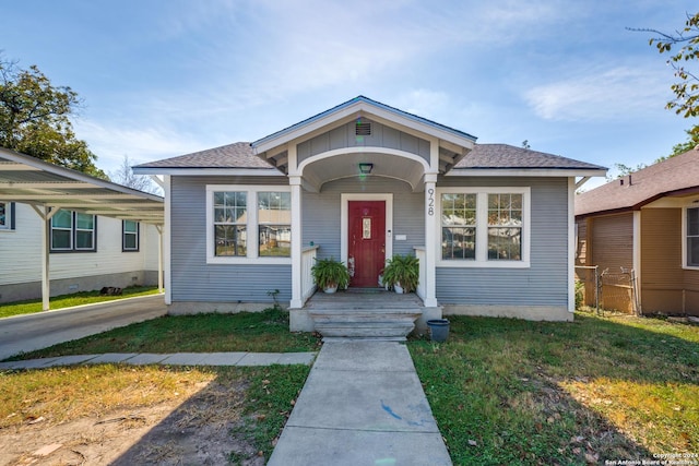 bungalow featuring a front yard