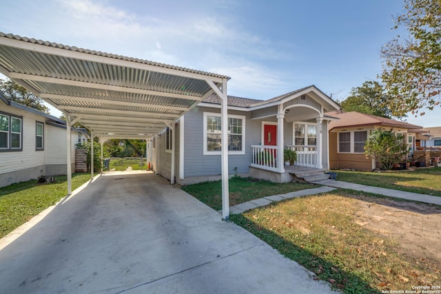 view of front of home featuring a carport and a front yard