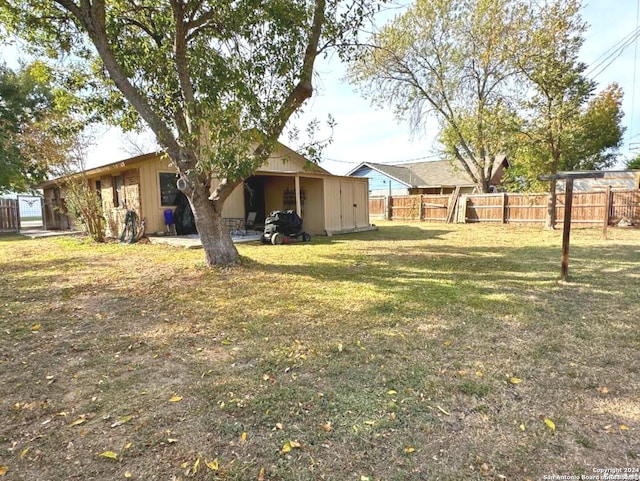 view of yard with a storage unit