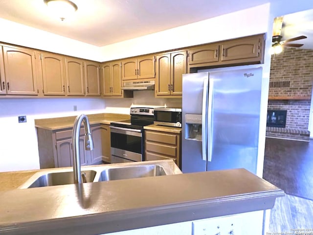 kitchen with dark hardwood / wood-style flooring, stainless steel appliances, ceiling fan, and sink