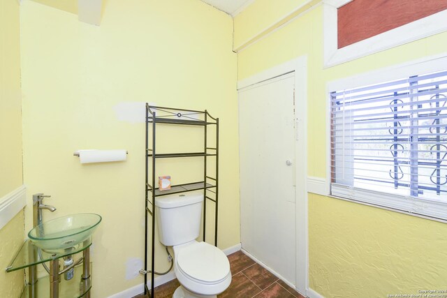 bathroom featuring toilet and sink