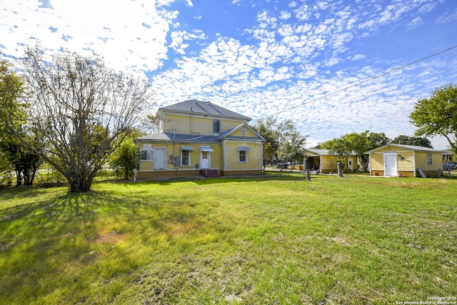 view of front of property with a front yard