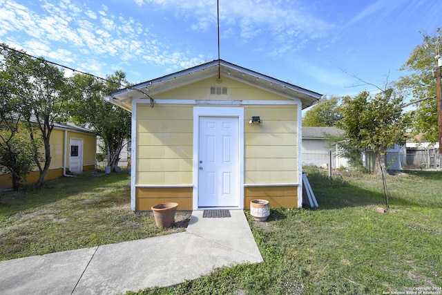 view of outdoor structure featuring a yard