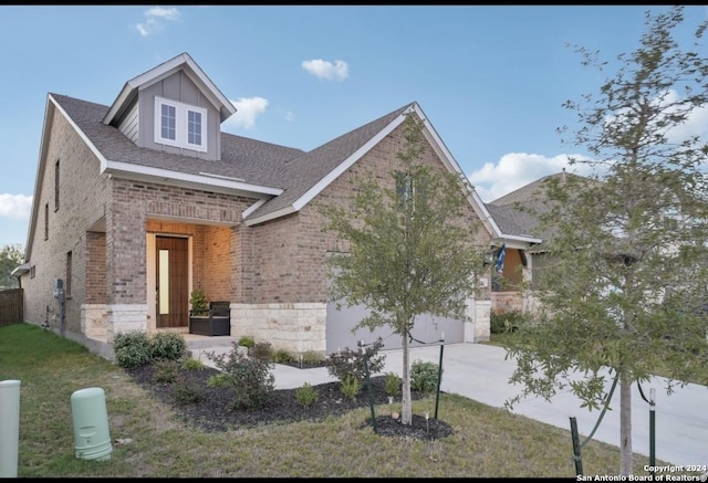 view of front of home featuring a front yard