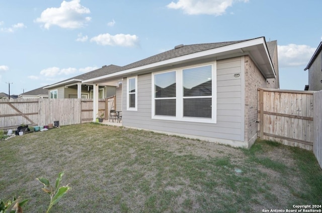 back of house featuring a yard