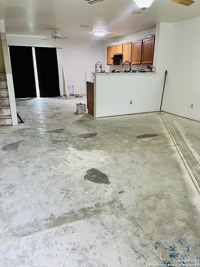 garage with ceiling fan