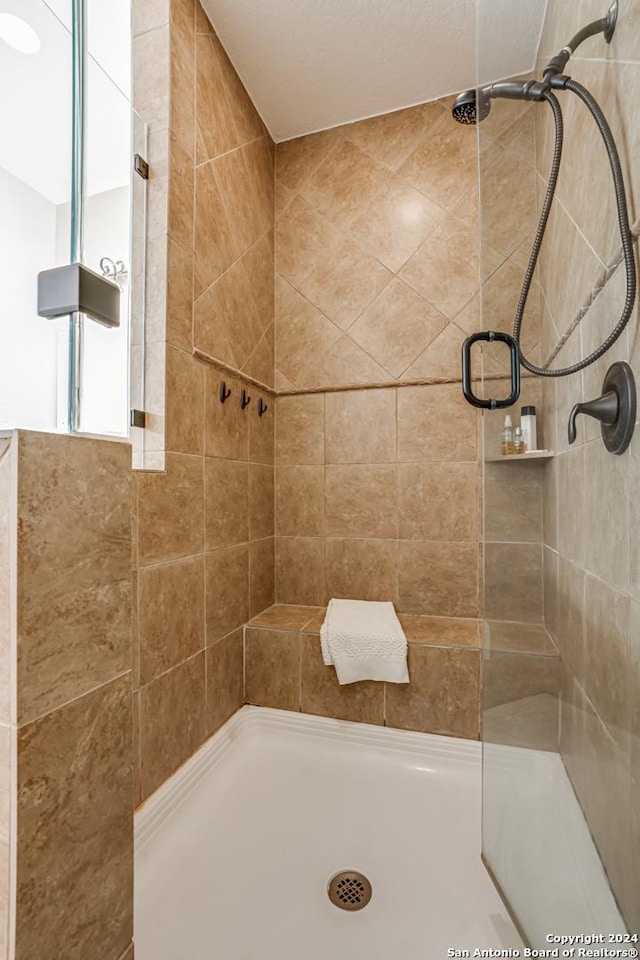 bathroom featuring a tile shower