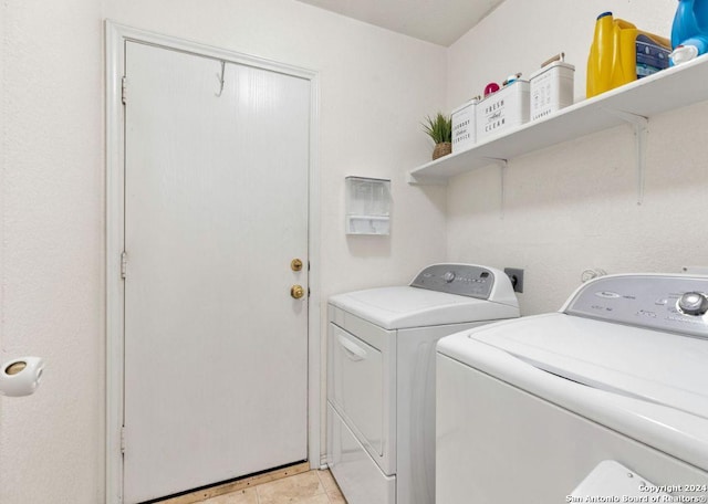 laundry room featuring light tile patterned floors and independent washer and dryer