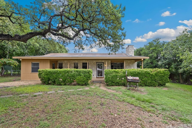 single story home with a front lawn