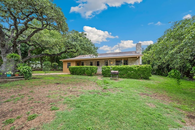 view of front of house with a front lawn