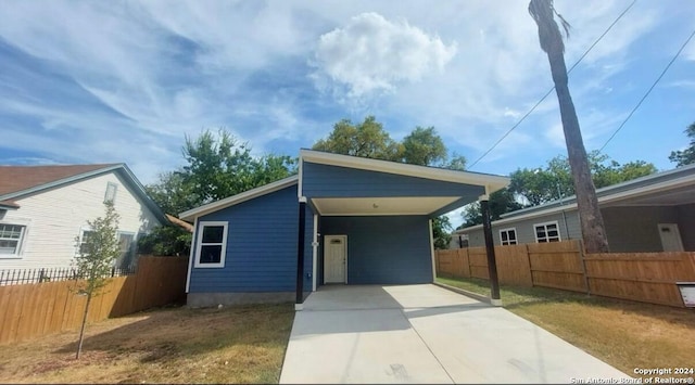 view of front of property featuring a carport