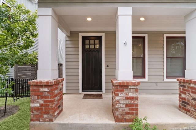 property entrance featuring a porch