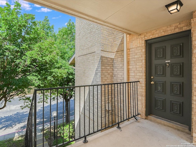 property entrance featuring a balcony