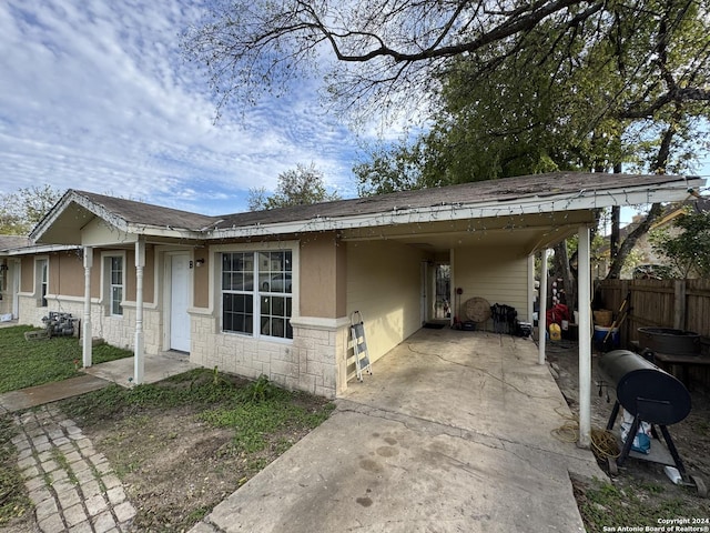 view of front of house featuring a carport