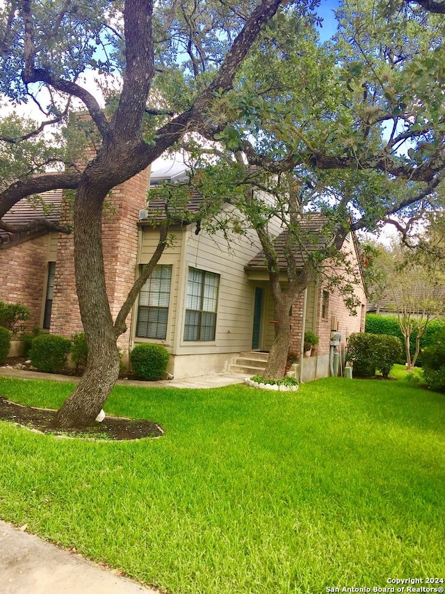 view of front of house with a front yard