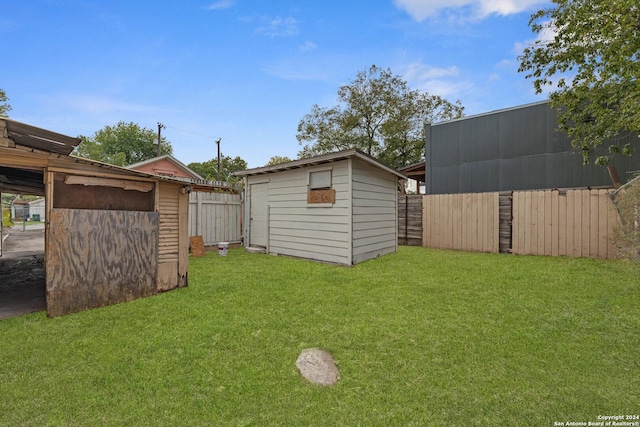 view of yard featuring a shed