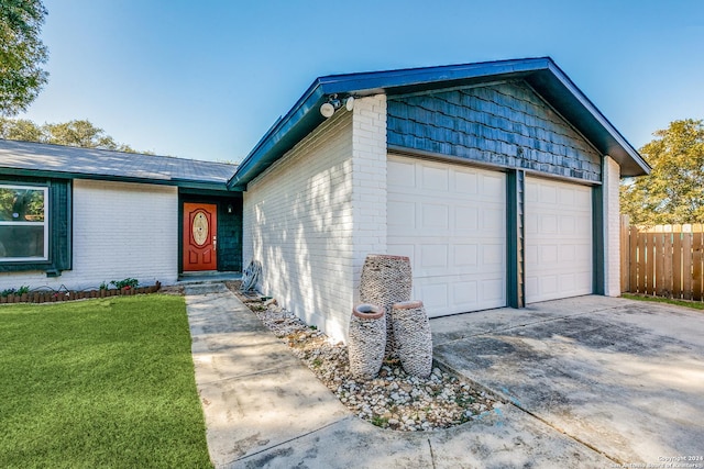 view of front facade featuring a front lawn