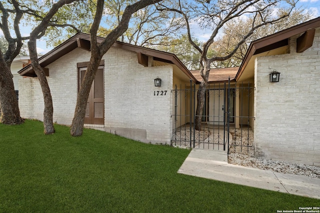 property entrance featuring a lawn