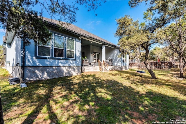 view of front of house featuring a front lawn