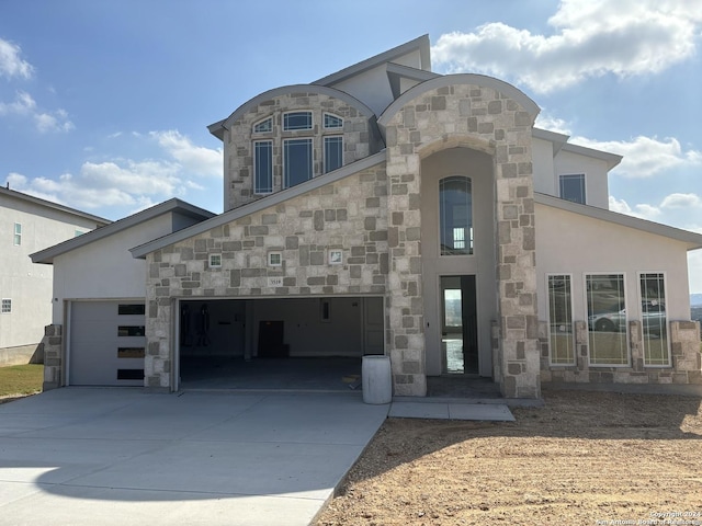 view of front facade featuring a garage