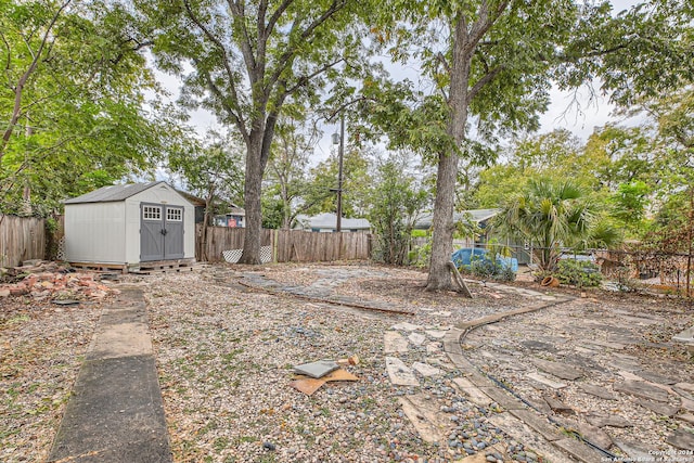 view of yard with a storage unit